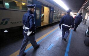 Alessandria: spintona e ingiuria gli agenti della Polfer. Denunciato