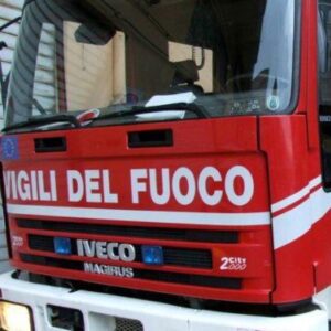 Fiamme sul tetto di una casa