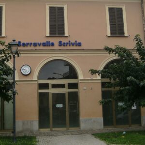 Giovane donna cammina smarrita lungo i binari a Serravalle