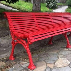 Una panchina rossa nel parco di Carrosio