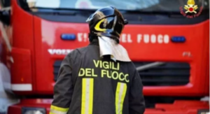 Due baracche in fiamme