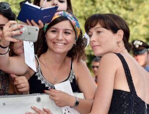 Dal set all’Outlet, la Capotondi si racconta con la valigia