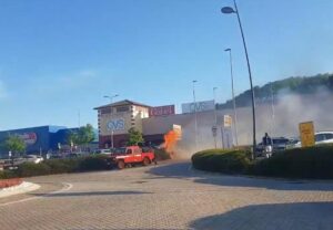 Serravalle Retail Park, a fuoco una siepe del parcheggio