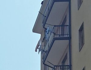 Non ce l’ha fatta il bambino precipitato dal balcone a Novi