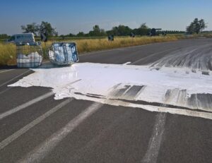 Camion perde il carico  e “colora” di bianco l’asfalto