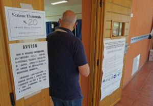 Fotografa la scheda elettorale e finisce nei guai