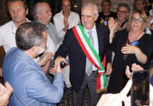 Lacrime, cori e selfie: in piazza la gioia dei fan di Cabella