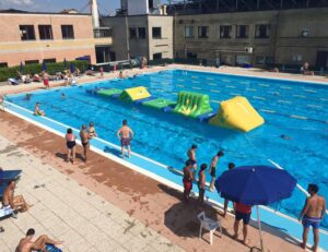 Un tuffo in piscina per scampare alla calura: prezzi e orari