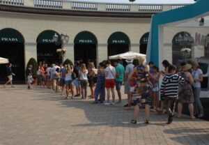 Saldi, ancora 4 settimane di attesa per i patiti dello shopping