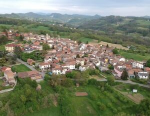 Sui sentieri di Carezzano alla ricerca delle erbe delle streghe