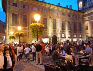 Venerdì di luglio, lo shopping serale al via con i saldi