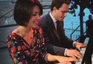 In piazzetta piano suonato a quattro mani