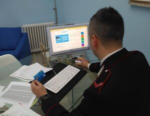 Compra l’auto online, ma è una truffa: perde oltre mille euro