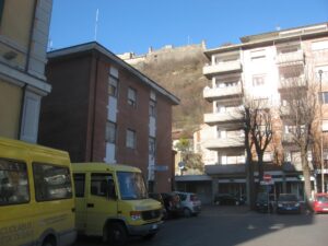 Minaccia due giovani con il coltello, 64enne nei guai