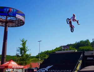 Adrenalina a mille con le acrobazie di quad e moto trial