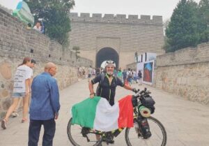 Bloisi è arrivato sulla Muraglia cinese. In bici