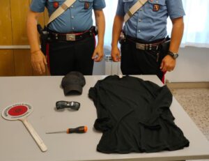 Rapina la tabaccheria e aggredisce i carabinieri: arrestato
