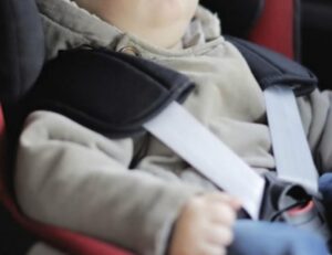 Bimbo di 8 mesi rimane chiuso in auto Lo salvano i pompieri