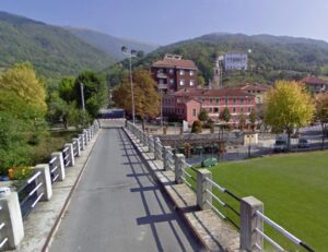 Vandali imbrattano il ponte e si filmano: presi e denunciati