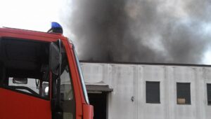 Incendio all’hangar: elicottero distrutto e tanti danni
