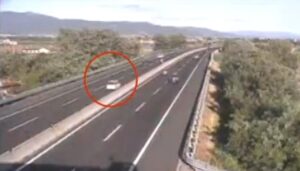 Anziano “in fuga” da casa imbocca l’autostrada contromano