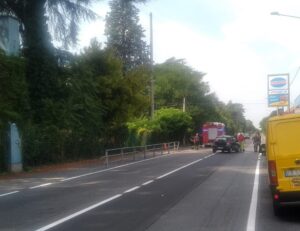 Incidente in via Mazzini, auto si ribalta