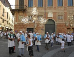 Processione e messa con il vescovo per la Madonna Lagrimosa