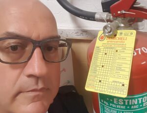 Scuole, estintori “scaduti”: la denuncia del vicesindaco