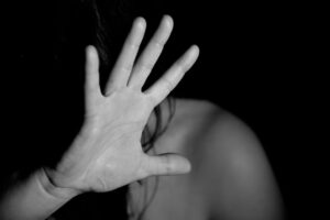 Madre denunciata per maltrattamenti alla figlia