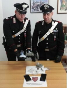 Spacciatore inseguito e arrestato, aveva droga in auto e a casa