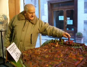 Donata alla biblioteca la “città in miniatura” di Luigi Piras
