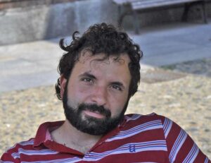 “Hanno ucciso l’Uomo Gatto” racconta gli anni 90 grazie alla tv