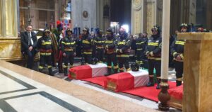 L’Italia dice addio e ringrazia i pompieri Marco, Matteo e Nino