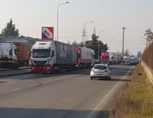 Sciopero in Francia, decine di tir in coda a Novi per rifornirsi