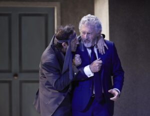 Anfitrione a teatro oggi è un politico senza scrupoli