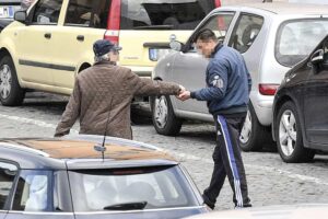 Posteggiatore abusivo fermato dopo la lite con il “collega”