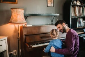 Strumenti musicali “di riciclo”, bimbi e genitori li fanno insieme