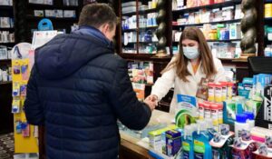 Per chi non può uscire di casa i farmaci arrivano a domicilio