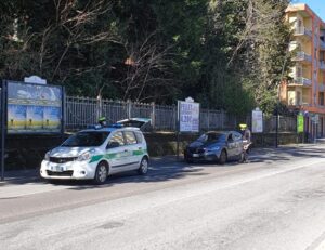 Passeggiano per il paese, poi scappano: denunciati in due