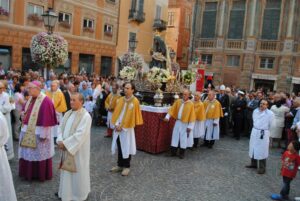Parroci in preghiera con la statua che salvò la città dalla peste