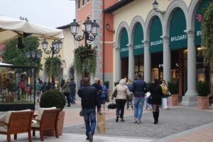 Furti all’outlet, un arresto e una denuncia