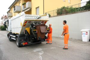 Tra bidoni e fatica, l’università studia i netturbini