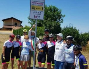 Paola Gianotti inaugura i cartelli “Rispetto per le bici”