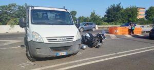 Schianto all’uscita dell’autostrada A7, muore centauro