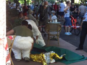 Muore mentre fa colazione al bar