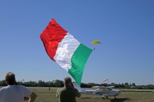 Il parà in volo con il Tricolore