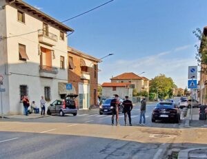 Schianto all’incrocio, le auto finiscono contro le case