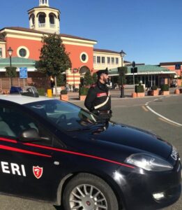 Furti tra Novi e Serravalle: due taccheggiatrici bloccate, un complice in fuga