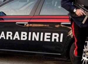 Aggredisce papà e mamma e devasta il portone di casa: arrestato