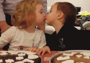 Cognate scoprono di essere incinte a Pasqua, i figli nascono a Natale